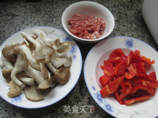 Stir-fried Xiuzhen Mushroom with Minced Meat and Red Pepper recipe