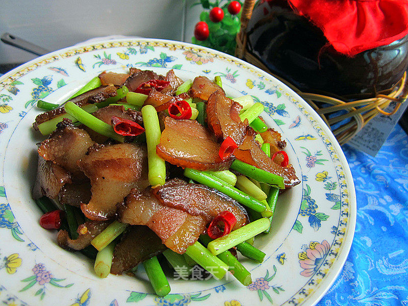 Stir-fried Pork Cheek with Garlic Moss recipe