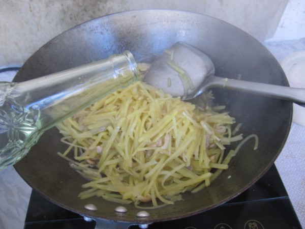 Stir-fried Shredded Potatoes with Shredded Pork and Shrimp Skin recipe