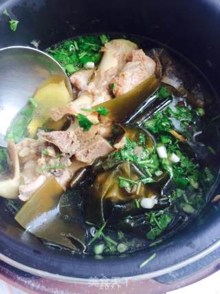 Seaweed and Mushroom Stewed Big Bone Soup recipe