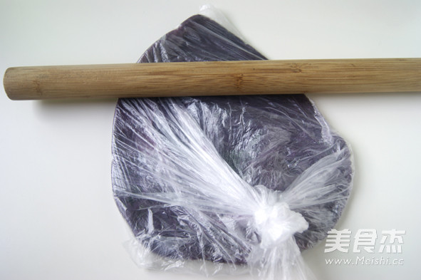 Low-fat Healthy Dessert [purple Sweet Potato Strawberry Daifuku] recipe