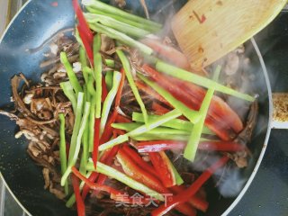 Stir-fried Shredded Pork with Tea Tree Mushroom recipe