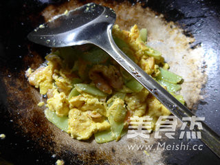 Scrambled Eggs with Lettuce recipe