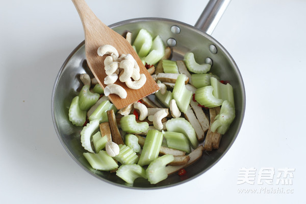 Celery and Cashew Nuts Stir-fragrant and Dried recipe