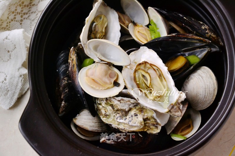 Assorted Steamed Seafood in Original Soup