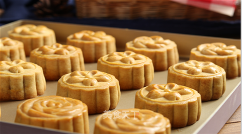Mid-autumn Gift ~ Moon Cake with Egg Yolk and Lotus Paste