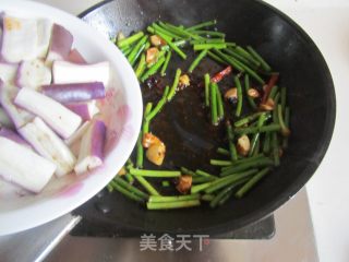 [hubei] Stir-fried Eggplant with Garlic Stalks recipe