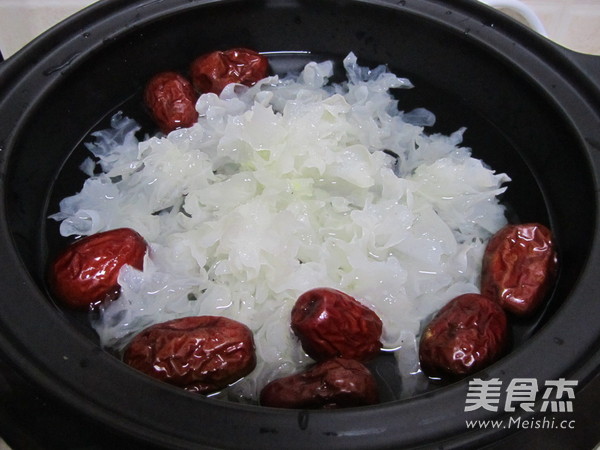 White Fungus, Red Dates and Autumn Pear Soup recipe