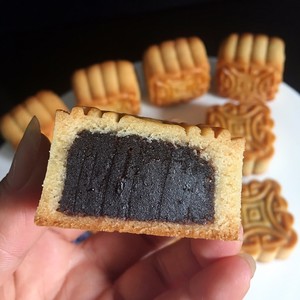 Cantonese-style Moon Cakes (milk Flavor) recipe
