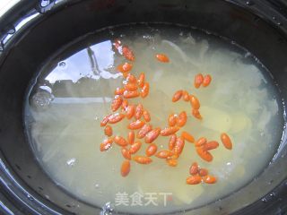 Saponin Rice, White Fungus and Lotus Seed Soup recipe