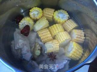 Stewed Pork Ribs with Corn Loofah recipe