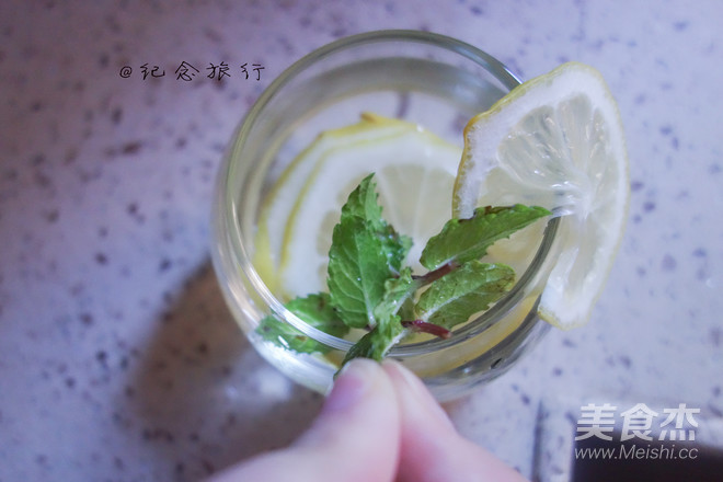 Lemon Mint Water recipe