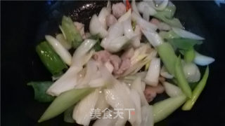 Stir-fried White Mushrooms with Fungus and Green Onions recipe