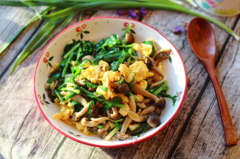 Stir-fried Mushroom and Egg with Crab Flavor with Leek recipe