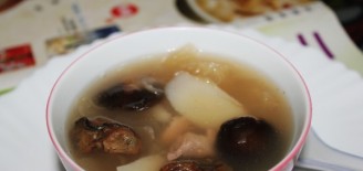 Lean Pork Soup with Oyster and Snow Fungus recipe