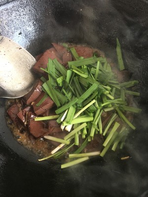 Stir-fried Pork Blood with Leeks recipe