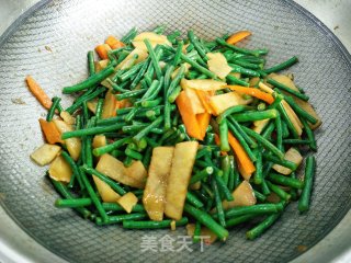 Stir-fried Potato Chips with Beans recipe