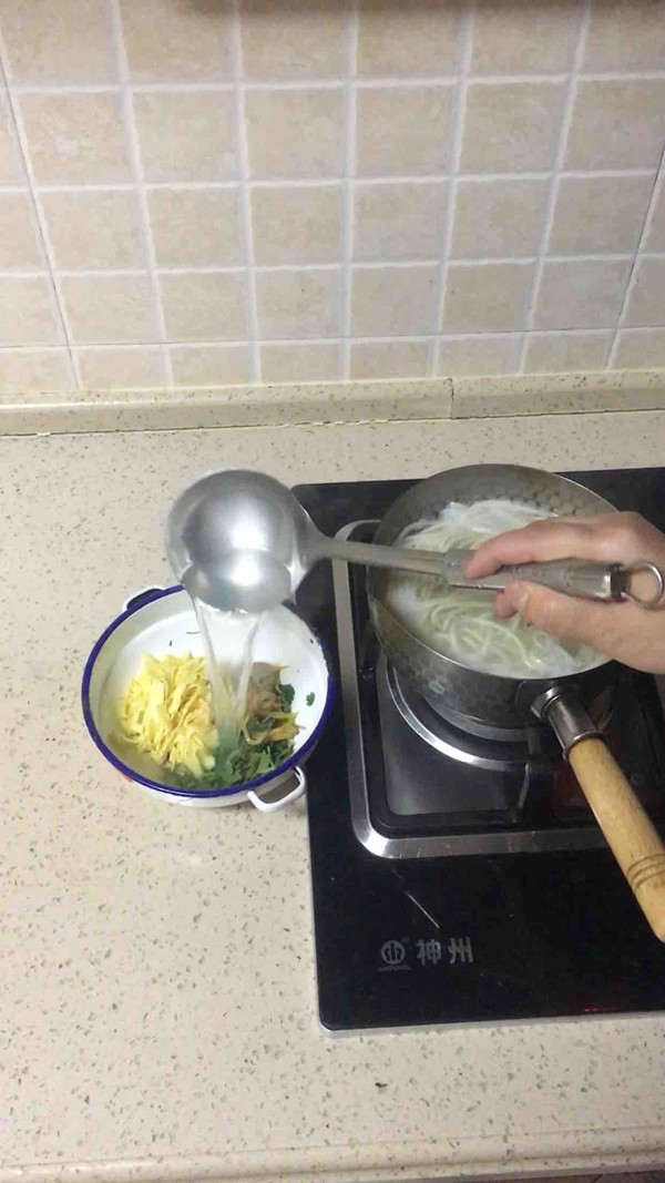 Vegetarian Noodles with Egg Sour Soup recipe