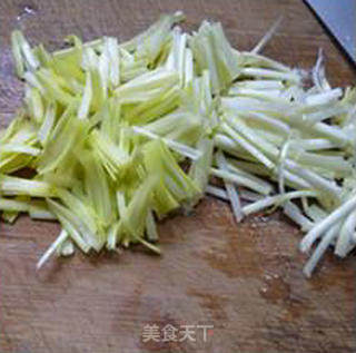 Stir-fried Crab Mushroom with Lean Meat and Leek Sprouts recipe