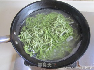 Spinach Noodles with Mushroom Meat Sauce recipe