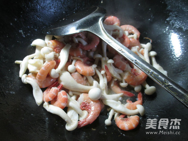 Fried Sea Prawns with White Jade Mushroom recipe
