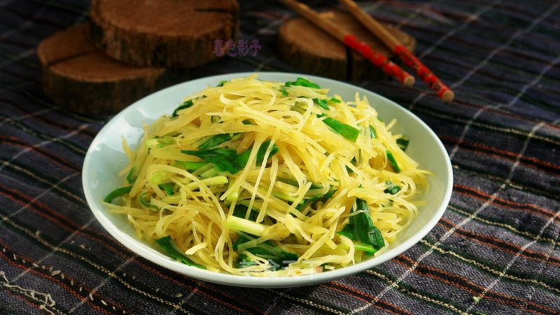 Stir-fried Potato Shreds with Leeks recipe