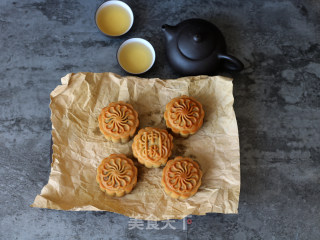 Meat Pine Nuts Mooncakes recipe