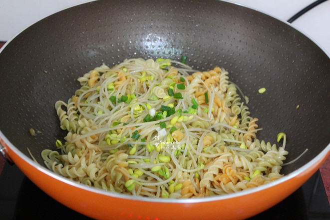 Stir-fried Macaroni with Bean Sprouts recipe