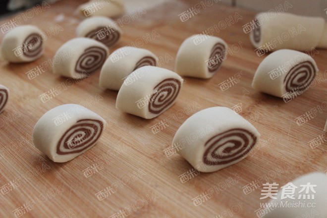 Two-color Chocolate Roll recipe