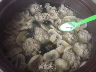 Fungus and Mushroom Meatball Soup recipe