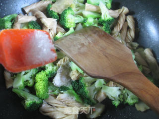 Fried Mustard Slices with Broccoli and Bean Tendon recipe