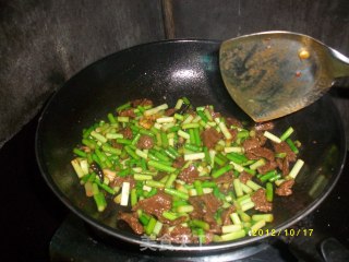 Stir-fried Beef with Garlic Moss-a Meeting of Toughness and Crispness recipe