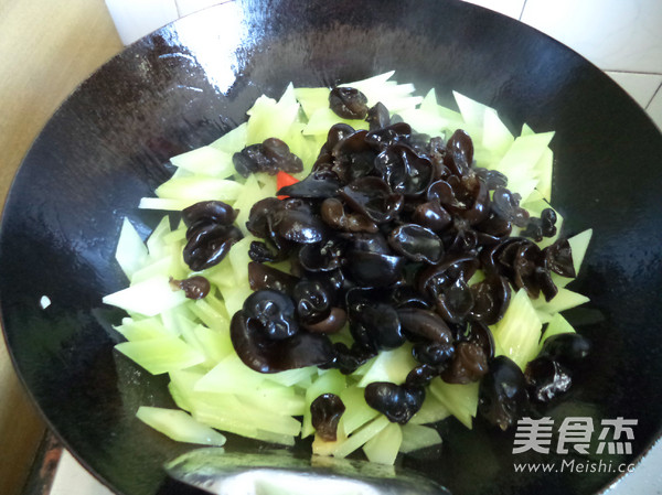 Stir-fried Fungus with Green Bamboo Shoots recipe