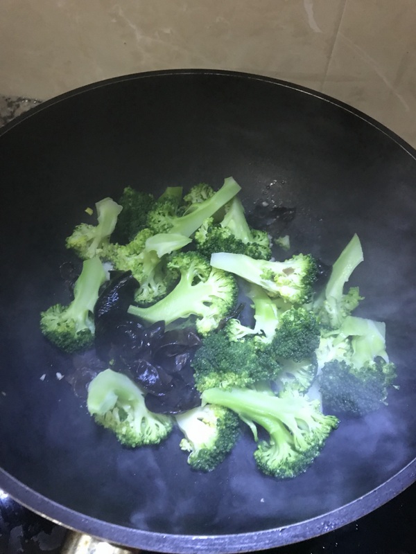 Stir Fried Fungus with Garlic Broccoli recipe