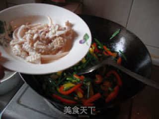 Seasonal Delicacies on The Table in Autumn-fried Squid with Pepper and Chives recipe