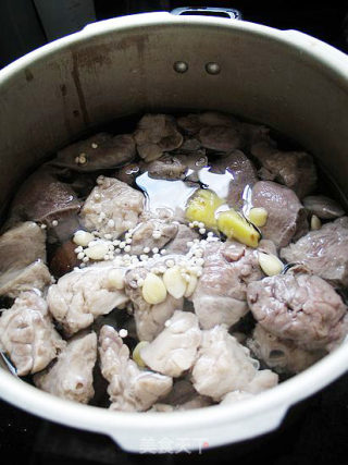 Moisturizing Dryness and Replenishing Qi-chuanbei Almond Pig Lung Soup recipe