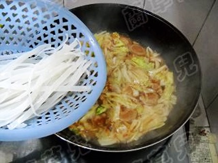 Braised Cabbage with Meatballs in Pot recipe