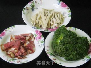 Stir-fried Bacon with Broccoli Tea recipe