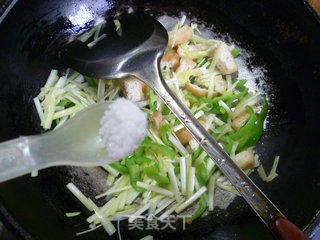 Stir-fried Tofu with Leek Sprouts and Green Pepper recipe