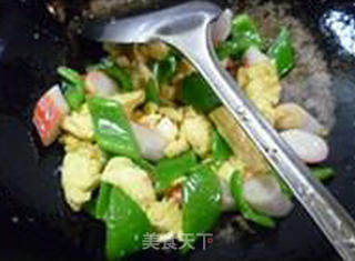 Scrambled Eggs with Crab Sticks and Light Pepper recipe