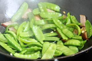 Fried Red Sausage with Snow Peas recipe