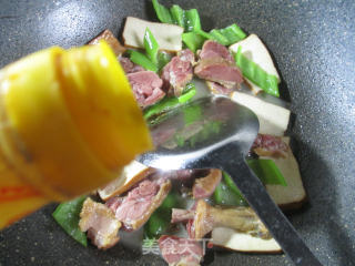 Stir-fried Cured Duck Leg with Green Pepper recipe