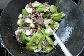 Stir-fried Beef with Lily and Bitter Gourd recipe