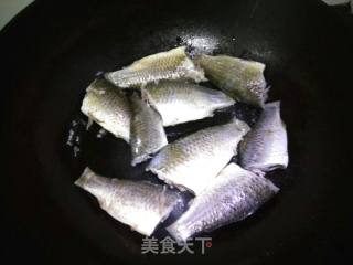 Braised Tofu with Carassius and Bailing Mushroom recipe