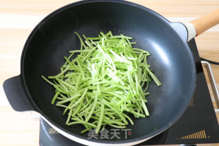 Stir-fried Sweet Potato Stems with Sausage recipe