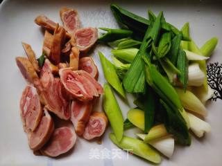 #团圆饭# Fried Large Intestine with Garlic Seedlings recipe