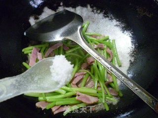 Stir-fried Chrysanthemum Stem with Bacon recipe