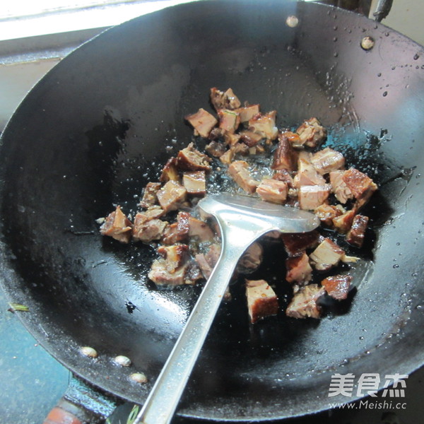 Stir-fried Cured Chicken Drumstick with Dried Radish recipe