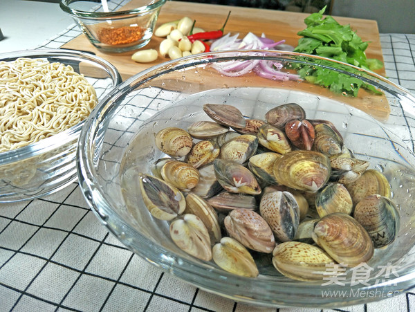 Spicy Stir-fried Garlic Noodles recipe