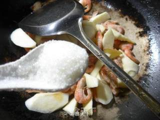 Stir-fried Shrimp with Zizania Root recipe